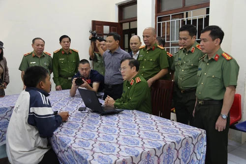 Khen thưởng 26 tập thể, cá nhân có thành tích xuất sắc trong đấu tranh chuyên án bắt giữ 2 đối tượng cướp ngân hàng