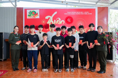 Món quà đặc biệt của cán bộ Phòng Tham mưu Công an Hà Nội dành tặng trẻ em thiệt thòi 