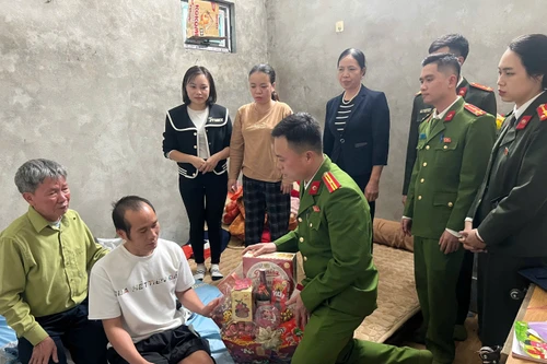 Chia sẻ yêu thương với những người có hoàn cảnh khó khăn