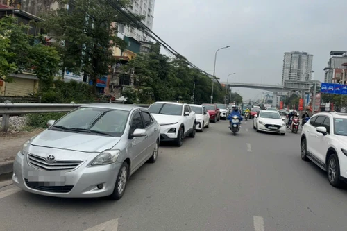 Hàng dài ô tô 'vô tư' đỗ dọc tuyến đường Giải Phóng, tiềm ẩn nguy cơ tai nạn giao thông