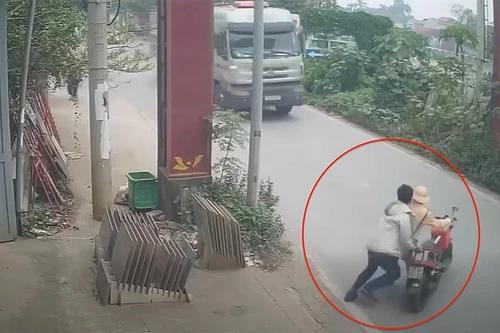 Xử lý nghiêm đối tượng đẩy Cảnh sát giao thông vào đầu xe ô tô