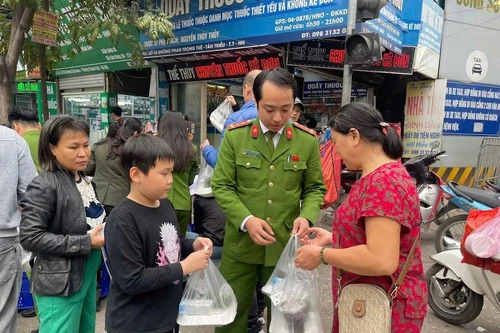 Công an phường Láng trao gửi yêu thương đến các bệnh nhân ung thư