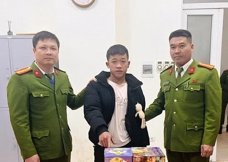 Thanh niên 18 tuổi 'kiếm thêm' bằng 'nghề' buôn bán pháo hoa nổ 