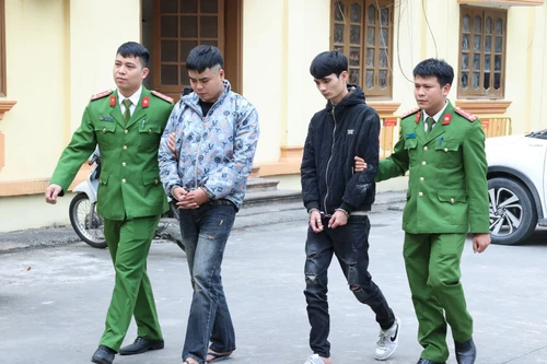 Lừa tuyển công nhân, nhóm đối tượng ép 2 thiếu nữ làm nhân viên quán karaoke