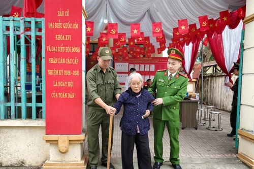 Công an xã Thạch Thất hỗ trợ cử tri cao tuổi thực hiện đầy đủ quyền và nghĩa vụ công dân