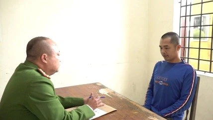 Biết hàng xóm đi vắng, gã đàn ông đột nhập trộm cắp 14 chỉ vàng 