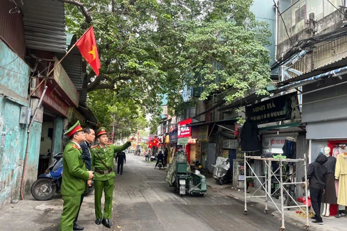 Giải toả điểm kinh doanh tự phát vi phạm lấn chiếm lòng đường, vỉa hè