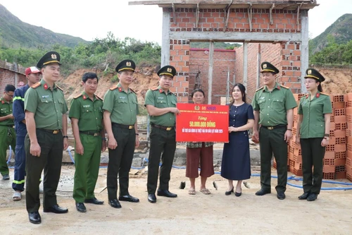 Trao tặng 1,2 tỷ đồng hỗ trợ cán bộ, chiến sĩ và nhân dân tỉnh Gia Lai khắc phục hậu quả bão lũ