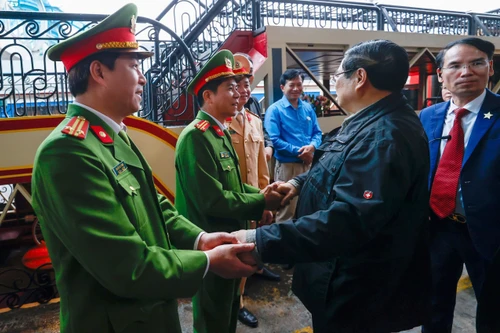 Thủ tướng Chính phủ chúc Tết và động viên cán bộ, chiến sĩ Đồn Công an đường sắt Ga Hà Nội đang làm nhiệm vụ