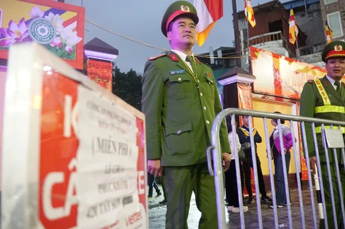 Dầm mưa giữ an ninh trật tự cho nhân dân lễ cầu bình an tại chùa Phúc Khánh