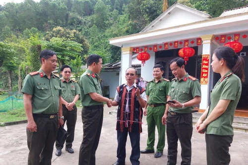 Đại tá Nguyễn Đại Đồng thăm già làng và người có uy tín xã Hòa Vang