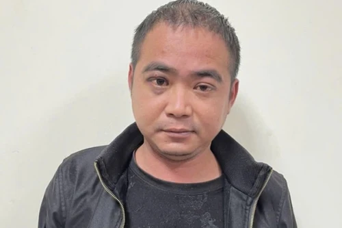 Tạm giữ đối tượng cầm dao chém vợ con trong quán gội đầu