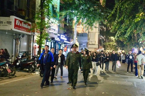 Lãnh đạo CATP Hà Nội kiểm tra, động viên lực lượng làm nhiệm vụ bảo đảm an ninh, trật tự đêm giao thừa Tết Dương lịch 2026 