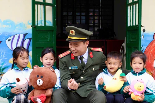 Tuổi trẻ Phòng An ninh nội địa với chương trình ấm áp mùa đông vùng cao