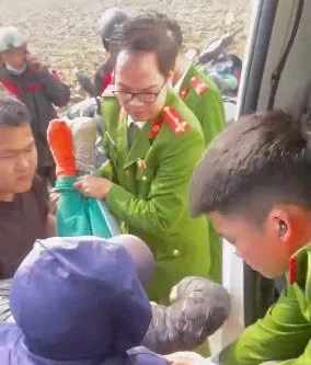 Kịp thời giúp đỡ, đưa người phụ nữ bị tai nạn giao thông đi cấp cứu