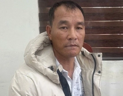 Vào chùa tham quan, người đàn ông trộm tiền của du khách