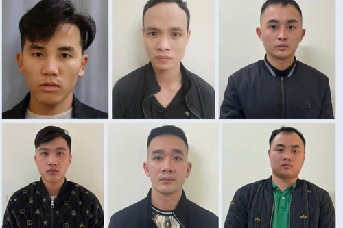 Khởi tố nhóm đối tượng mua bán các cô gái trẻ ép làm nhân viên quán karaoke