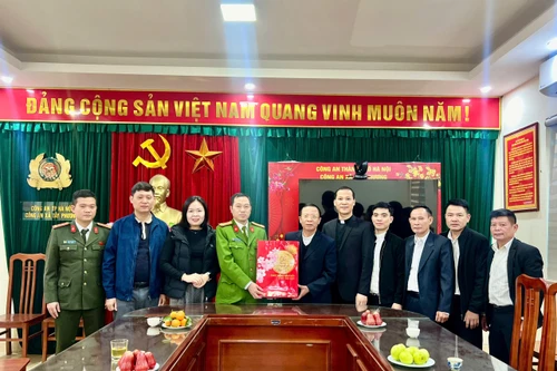 Đoàn Linh mục các giáo xứ thăm, tặng quà và chúc Tết Công an xã Tây Phương