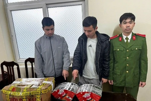 Bắt 2 đối tượng mua bán pháo nổ