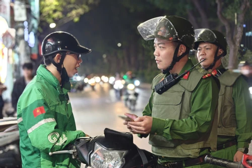 Công an phường Láng triển khai tuần tra vũ trang, siết chặt an ninh sẵn sàng ngày bầu cử