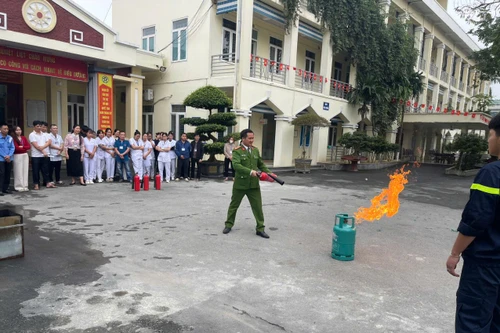 Hướng dẫn kỹ năng phòng cháy tại Trung tâm nuôi dưỡng và điều dưỡng người có công số 2 Hà Nội