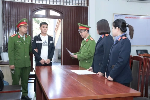 Khởi tố đối tượng sản xuất hàng nghìn can nước giặt giả