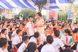 1.000 mũ bảo hiểm được trao tặng tới học sinh Trường THCS Đông Hải 