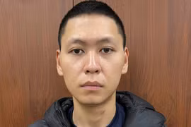 Đối tượng truy nã về tội 'Cho vay lãi nặng trong giao dịch dân sự' ra đầu thú