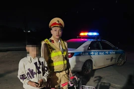 Cảnh sát giao thông Hà Nội kịp thời giúp đỡ một bé trai đi lạc 