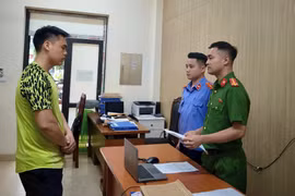Khởi tố đối tượng dùng vòi xịt cao áp phun vào thợ tháo dỡ mái nhà