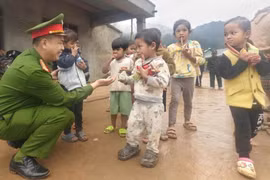 Bài 1: "Gần dân nhất" bồi đắp lòng dân 