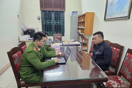 Bắt đối tượng tàng trữ vũ khí quân dụng đe doạ người thân