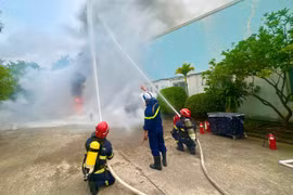Giải cứu 3 người bị nạn mắc kẹt trong vụ cháy giả định
