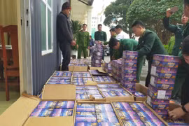 Bắt đối tượng người nước ngoài đang 'tuồn' hơn 1 tấn pháo nổ vào Việt Nam