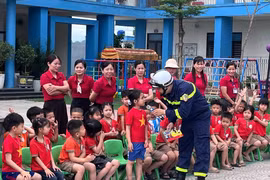 Hơn 300 giáo viên, học sinh mầm non trải nghiệm, thực hành kỹ năng PCCC&CNCH 