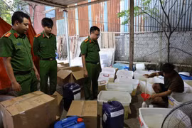 Khởi tố 2 đối tượng trong đường dây sản xuất sữa tắm, dầu gội đầu giả