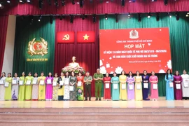 Cabin cáp treo mở ra góc nhìn ngoạn mục về vịnh Nha Trang từ trên cao