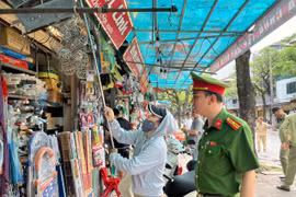 Xử lý các vi phạm về trật tự đô thị tại phố Trần Quang Diệu, chợ Thái Hà