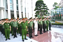 Đoàn Đại biểu Đảng uỷ Công an Trung ương dâng hoa tưởng niệm Chủ tịch Hồ Chí Minh