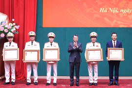 Nhiều tập thể, cá nhân có thành tích xuất sắc trong công tác, chiến đấu được khen thưởng