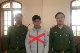 Khởi tố người đàn ông túm áo, kéo lê bạn gái