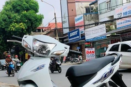 Tìm người bị trộm chiếc xe máy để trên vỉa hè ngã tư Dương Đình Nghệ - Trung Kính