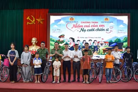 Sinh hoạt chính trị "Niềm vui của em - Nụ cười chiến sỹ"