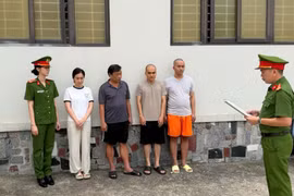 Bắt thêm 4 đối tượng liên quan đường dây buôn lậu kim cương 'cực khủng'