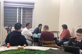 Bắt quả tang nhóm người nước ngoài tụ tập đánh bạc