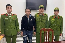 Lộ bí mật giấu trong bao thuốc lá của gã đàn ông