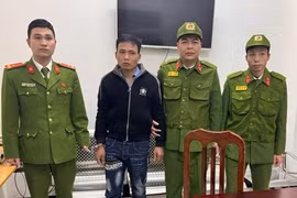 Lộ bí mật giấu trong bao thuốc lá của gã đàn ông