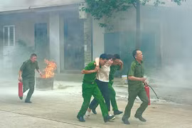 Cứu nhiều người mắc kẹt trong vụ hoả hoạn giả định tại xưởng sản xuất