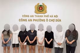 Bắt quả tang 8 thiếu nữ say sưa đánh bạc
