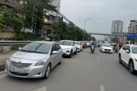 Hàng dài ô tô 'vô tư' đỗ dọc tuyến đường Giải Phóng, tiềm ẩn nguy cơ tai nạn giao thông